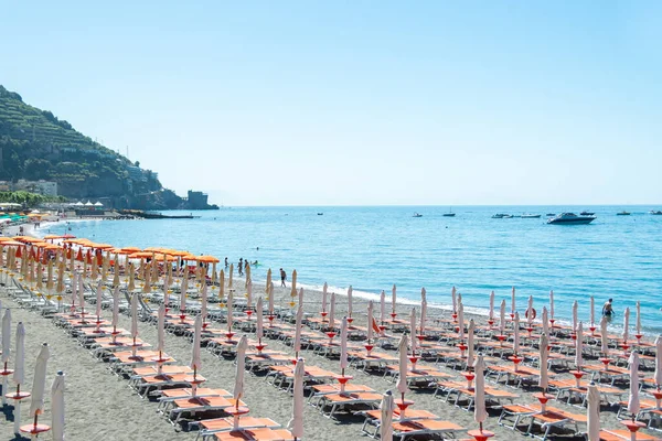Plaj Sandalyeleri ve Şemsiyeler Maiori Sahili, Amalfi Sahili, Campania, İtalya