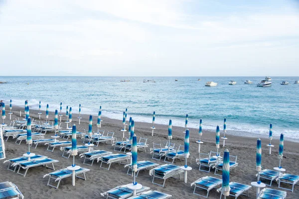 Sillas Playa Sombrillas Playa Maiori Costa Amalfitana Campania Italia — Foto de Stock