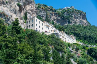 Amalfi 'nin Mimari Mücevherleri: Kıyı Güzelliğinin Görsel Ziyafeti, İtalya
