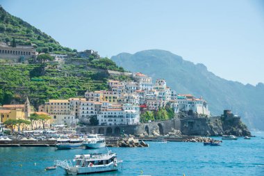 Amalfi Limanı Zevkleri: Büyüleyici Yatlar, Gemiler ve Etkileyici Binalar, İtalya