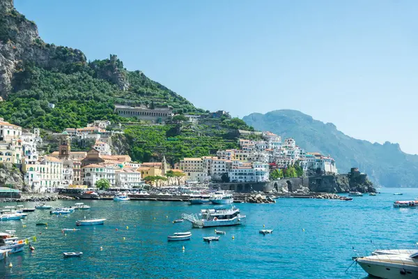 Amalfi Limanı Zevkleri: Büyüleyici Yatlar, Gemiler ve Etkileyici Binalar, İtalya