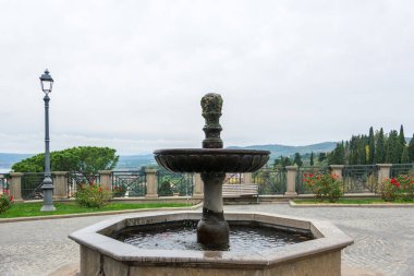 Merkez Çeşmeli Huzurlu Park Sahnesi, Bolsena, İtalya