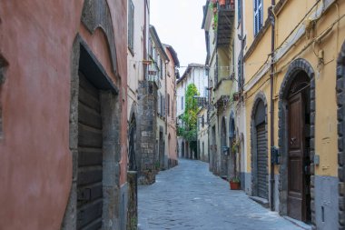 İtalya, Bolsena 'da büyüleyici dar bir sokak.