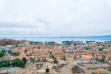 Bolsena, İtalya 'nın Bolsena Gölü manzarası