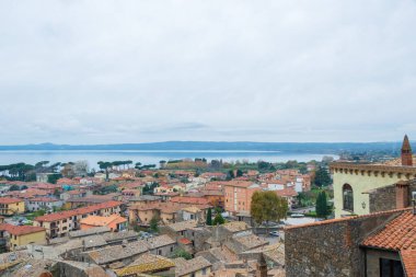 Bolsena, İtalya 'nın Bolsena Gölü manzarası