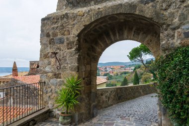 İtalya, Bolsena 'da kaldırım taşı kaldırımına çıkan taş kemer yolu.