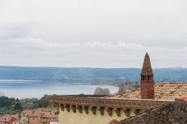 Çatıdaki terastan Bolsena, İtalya manzarası