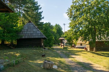 Romanya 'nın Bucovina Köy Müzesi' ndeki Campulung Moldovenesc Hanesi (Roata)