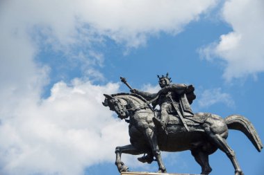 Büyük Stephen 'ın Görkemli Binicilik Heykeli (Stefan cel Mare) Açık Mavi Gökyüzü, Suceava, Romanya