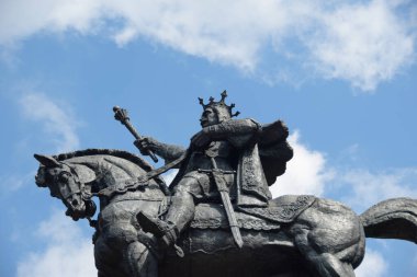 Büyük Stephen 'ın Görkemli Binicilik Heykeli (Stefan cel Mare) Açık Mavi Gökyüzü, Suceava, Romanya