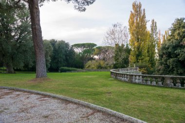 İtalya 'nın Villa Lante kentindeki Serene Parklands' ta Geniş Çim ve Taş Balustrade