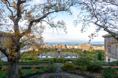 Villa Lante 'nin Resmî Bahçelerine ve Fontana dei Mori' ye bakan, Ağaçlar tarafından çerçevelenmiş, Bagnaia Beyond, İtalya
