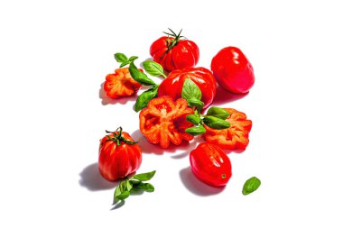 Beyaz arka planda izole edilmiş kırmızı kabuklu domatesler. Amerikan ya da Floransalı çeşitleri. Modaya uygun sert bir ışık, karanlık bir gölge, model, şablon, düz uzanma