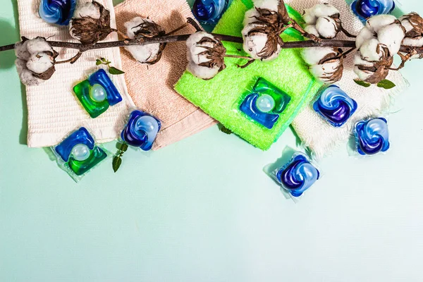 Έννοια Πλυσίματος Κάψουλες Απορρυπαντικό Μαλακές Πετσέτες Και Βαμβακερά Λουλούδια Θάλαμοι — Φωτογραφία Αρχείου