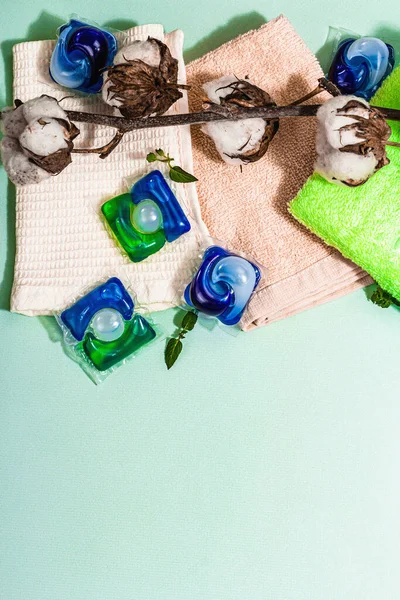 Έννοια Πλυσίματος Κάψουλες Απορρυπαντικό Μαλακές Πετσέτες Και Βαμβακερά Λουλούδια Θάλαμοι — Φωτογραφία Αρχείου