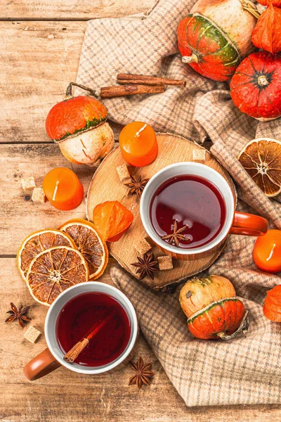 香喷喷的热茶秋天的心情很好 传统的秋天饮料在杯子里 肉桂木板背景 顶视图 — 图库照片