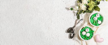 Mantar desenli vejetaryen tatlı. Romantik düzenleme, gül buketi, yumuşak kalp. Modaya uygun sert ışık, karanlık gölge, düz uzanma. Beyaz macun arkaplanı, pankart biçimi