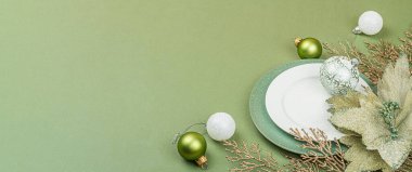 Boş seramik tabaklar ve modaya uygun Savannah Green renk arka planında geleneksel aksesuarlar. Şenlikli Yeni Yıl çatal bıçak takımı, düz döşeme, afiş biçimi