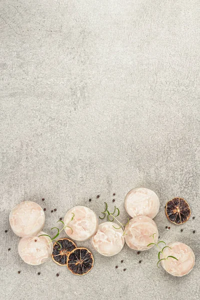冷凍ハケの塊 石の背景に海洋魚の切り身 健康的な食品を調理するための原材料 スパイス 新鮮なローズマリー レモン トップビュー — ストック写真