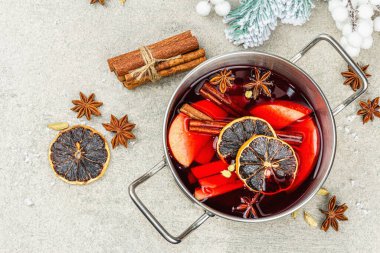 Geleneksel Noel dekoru ile baharatlı sıcak şarap. Sıcak içecek, şenlikli taş arka plan, yeni yıl iyi ruh hali, düz yatış, üst manzara