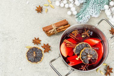 Geleneksel Noel dekoru ile baharatlı sıcak şarap. Sıcak içecek, şenlikli taş arka plan, yeni yıl iyi ruh hali, düz yatış, üst manzara