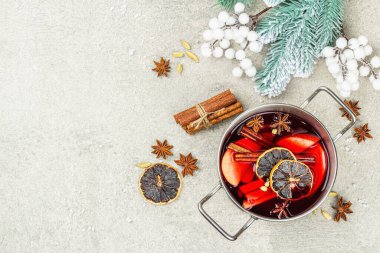 Geleneksel Noel dekoru ile baharatlı sıcak şarap. Sıcak içecek, şenlikli taş arka plan, yeni yıl iyi ruh hali, düz yatış, üst manzara