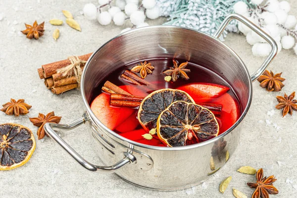 Glühwein Met Specerijen Een Pot Met Traditionele Kerstdecor Warme Drank — Stockfoto