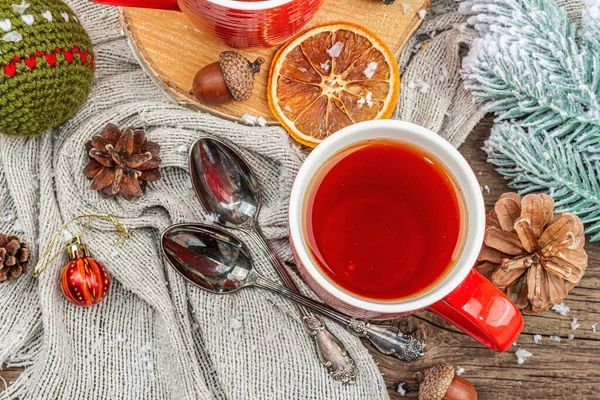 Composição Aconchegante Inverno Com Chá Quente Decoração Tradicional Natal Bolas — Fotografia de Stock