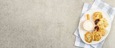 Hamurda kızartılmış fileto. Sos, taze biberiye, limon dilimleri. Vejetaryen sağlıklı gıda konsepti. Taş beton zemin, düz zemin, pankart biçimi