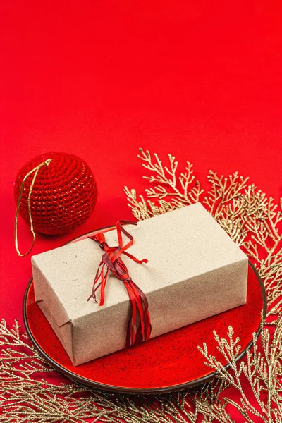 Cenário Mesa Natal Com Uma Caixa Presente Festivo Cores Vermelhas — Fotografia de Stock