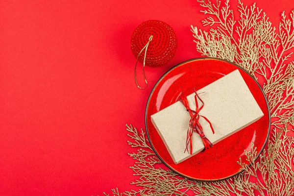 Cenário Mesa Natal Com Uma Caixa Presente Festivo Cores Vermelhas — Fotografia de Stock