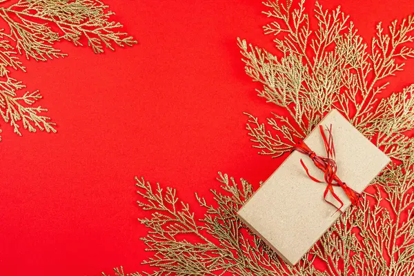 Kerst Feestelijke Geschenkdoos Verrassing Concept Nieuwjaarsachtergrond Rode Gouden Kleuren Traditionele — Stockfoto