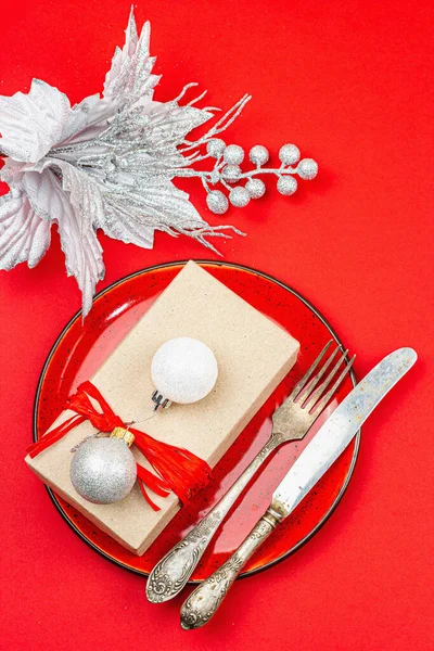 Karácsonyi Asztal Beállítás Egy Ünnepi Ajándék Doboz Piros Ezüst Színekben — Stock Fotó