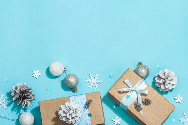 圣诞礼品盒 惊喜的概念 蓝白相间的新年背景 传统装饰 简约的设计 硬的光线 黑暗的阴影 顶视图 — 图库照片