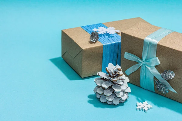 Різдвяні Святкові Подарункові Коробки Концепція Сюрпризу Новорічний Фон Синьо Білих — стокове фото