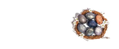 Beyaz arka planda izole edilmiş kiraz çiçekli boyanmış yumurta ve hasır çelenk. Kutlama kartı, geleneksel bahar çiçekleri. Düz yatış, model, şablon, üst görünüm