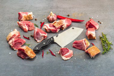 Çiğ domuz eti ve baharatlı omuz parçaları. Taze et, protein yemeği pişirmek için malzeme, sağlıklı gıda yaşam tarzı. Gri taş beton zemin, kopyalama alanı