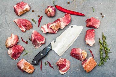 Çiğ domuz eti ve baharatlı omuz parçaları. Taze et, protein yemeği pişirmek için malzeme, sağlıklı gıda yaşam tarzı. Gri taş arkaplan, üst manzara