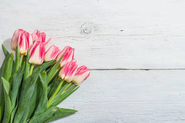 Bouquet Friske Lyserøde Tulipaner Hvid Træ Baggrund Festligt Koncept Til - Stock-foto