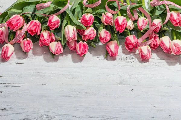 Bukiet Świeżych Różowych Tulipanów Białym Drewnianym Tle Uroczysta Koncepcja Dzień — Zdjęcie stockowe
