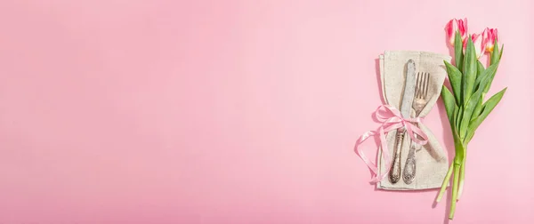 Романтична Обстановка Столу Рожевими Тюльпанами Вінтажні Столові Прибори Свіжі Квіти — стокове фото