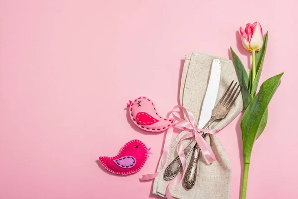 Romantikus Asztal Beállítás Rózsaszín Tulipánnal Kézzel Készített Madarakkal Vintage Evőeszközök — Stock Fotó