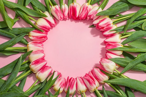 Věnec Čerstvých Tulipánů Růžovém Pozadí Slavnostní Koncept Den Matek Nebo — Stock fotografie