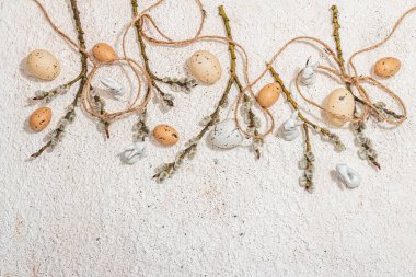 Tavşanlı, söğütlü, yumurtalı ve klasik iplikli bir Paskalya arkaplanı. Tebrik kartı, modaya uygun sert ışık, koyu gölge, düz uzanma, üst manzara