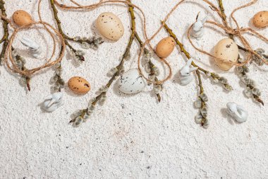 Tavşanlı, söğütlü, yumurtalı ve klasik iplikli bir Paskalya arkaplanı. Tebrik kartı, modaya uygun sert ışık, koyu gölge, düz uzanma, üst manzara