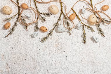 Tavşanlı, söğütlü, yumurtalı ve klasik iplikli bir Paskalya arkaplanı. Tebrik kartı, modaya uygun sert ışık, koyu gölge, düz uzanma, üst manzara