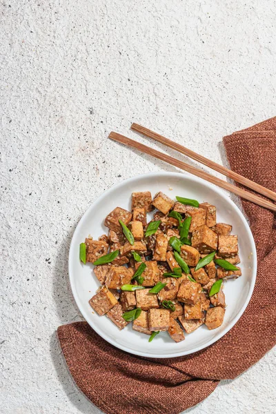 Tofu Teriyaki Frito Com Cebolinha Sementes Gergelim Refeição Saudável Sem — Fotografia de Stock