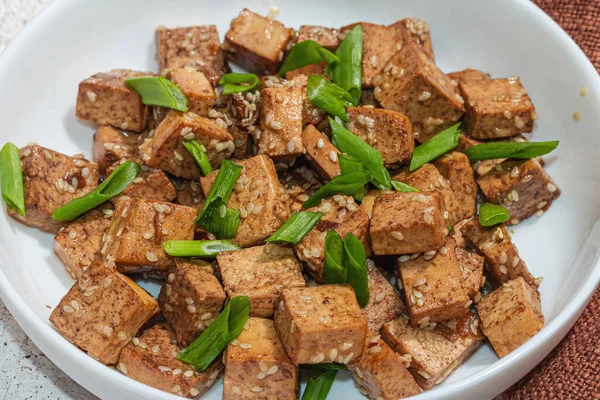 Tofu Teriyaki Frito Com Cebolinha Sementes Gergelim Refeição Saudável Sem — Fotografia de Stock