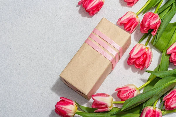 Nul Spilde Foråret Gave Koncept Pink Tulipaner Overraskelse Papir Kasse - Stock-foto