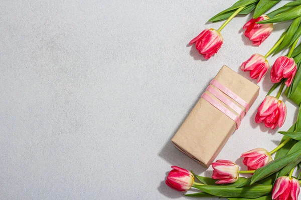 Концепция Подарка Нулевой Пружины Розовые Тюльпаны Коробка Сюрпризов Годовщину День — стоковое фото